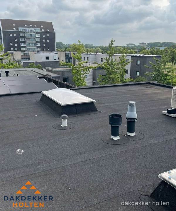 Groot plat dak met lichtkoepel en dakdoorvoeren in Holten Groot plat dak met lichtkoepel en dakdoorvoeren in Holten