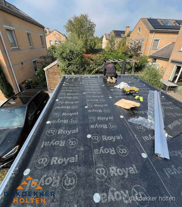 Dakdekker aan het werk op plat dak renovatie in Holten Dakdekker aan het werk op plat dak renovatie in Holten