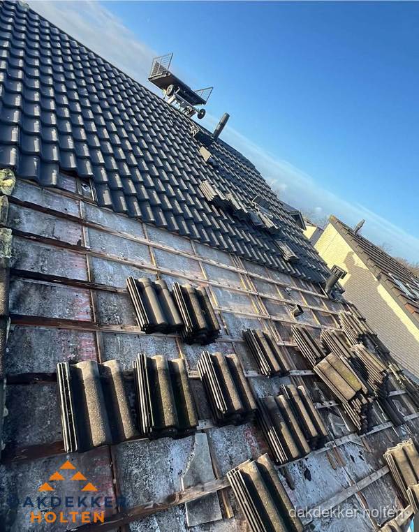 Schuin dak renovatie met nieuwe dakpannen in Holten Schuin dak renovatie met nieuwe dakpannen in Holten