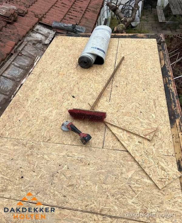 Plat dak vervangen met nieuwe OSB-ondergrond en bitumenrol in Holten