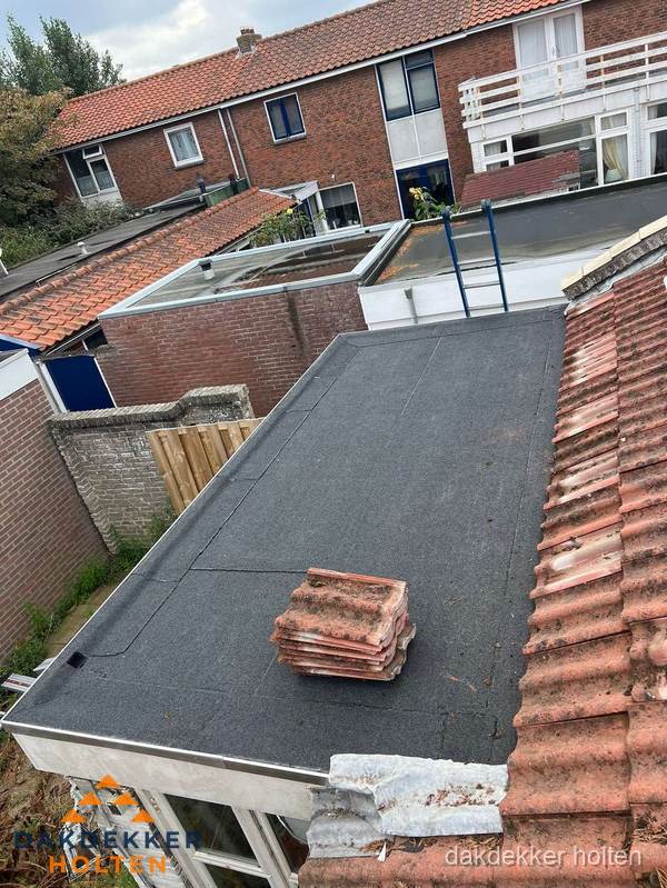 Aanbouw plat dak met reservepannen voor dakpannen vervangen in Holten