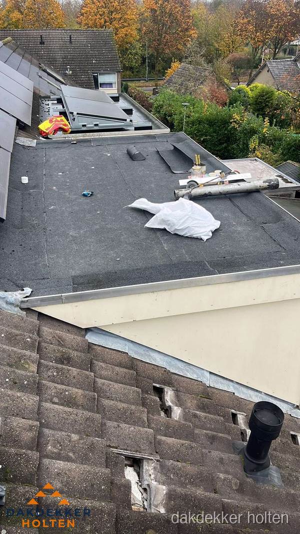Beschadigde dakbedekking op plat dak voor reparatie in Holten
