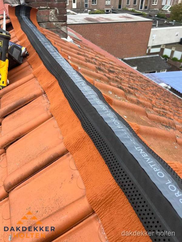 Nokventilatie installeren op hellend pannendak in Holten