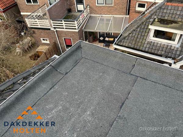 Overzicht plat dak met dakgoot in woonwijk Holten