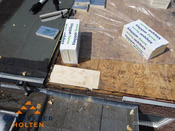 Plat dak isolatie met Kingspan isolatieplaten tijdens renovatie in Holten