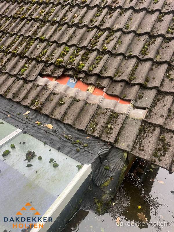 Beschadigd pannendak met ontbrekende dakpannen voor reparatie in Holten