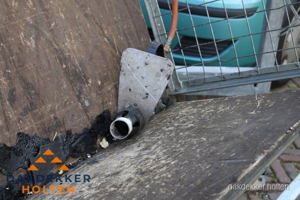 Dakdekkers gasbrander voor bitumen werkzaamheden in Holten