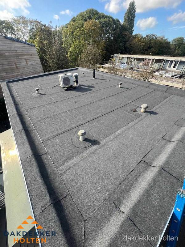 Kosten dakdekker: afgewerkt plat bedrijfsdak met bitumen in Holten Kosten dakdekker: afgewerkt plat bedrijfsdak met bitumen in Holten
