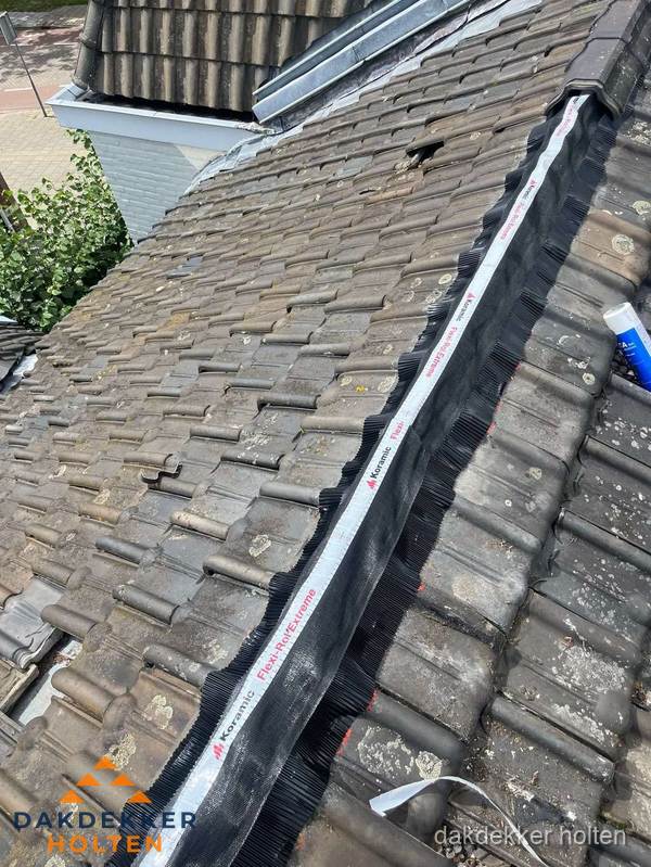 Nokvorst renovatie met Koramic nokrol op schuin pannendak in Holten Nokvorst renovatie met Koramic nokrol op schuin pannendak in Holten