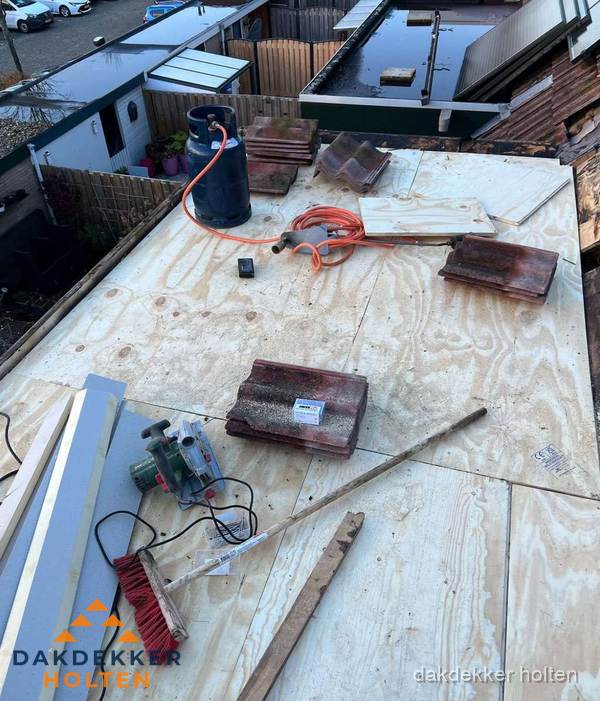 Dakreparatie werkzaamheden op plat dak met gereedschap in Holten Dakreparatie werkzaamheden op plat dak met gereedschap in Holten