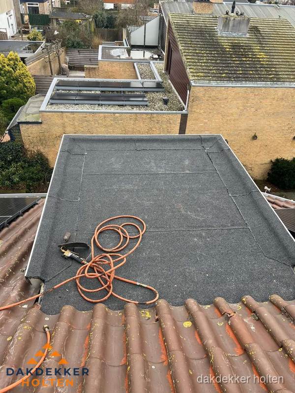 Reparatie aansluiting plat dak en schuin dak in Holten Reparatie aansluiting plat dak en schuin dak in Holten