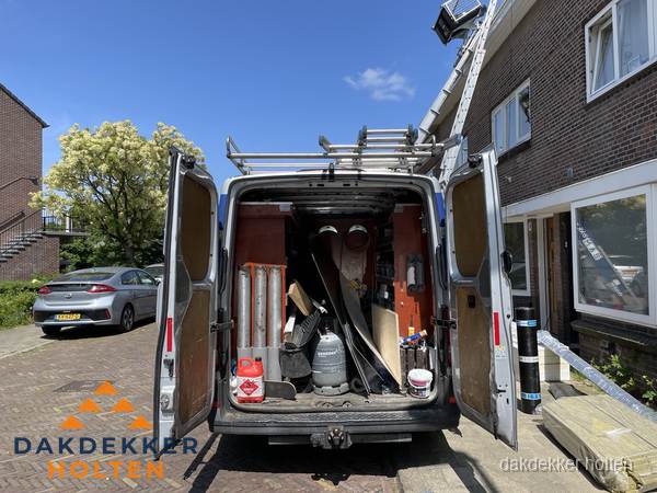 Spoed dakdekker bus met gereedschap en ladder bij woning in Holten Spoed dakdekker bus met gereedschap en ladder bij woning in Holten