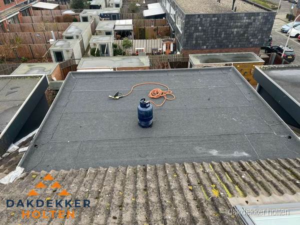 Dakreparatie plat dak met bitumen in Holten