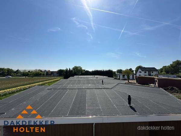 Groot plat dak met bitumen dakbedekking op bedrijfspand in Holten Groot plat dak met bitumen dakbedekking op bedrijfspand in Holten