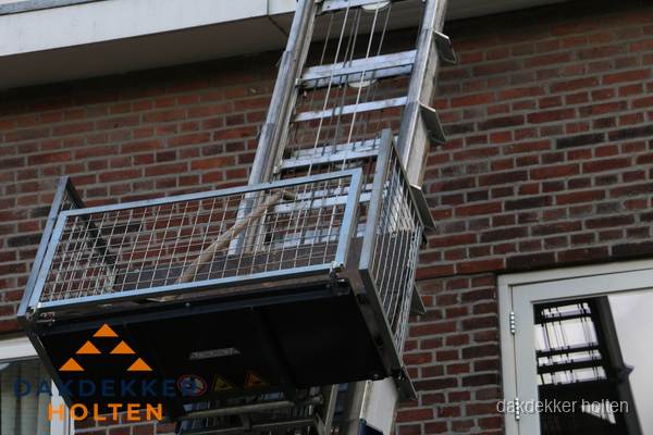 Ladderlift met dakpannen voor dakpan reparatie in Holten Ladderlift met dakpannen voor dakpan reparatie in Holten