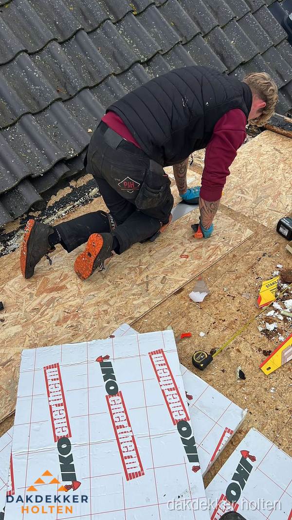 Dakdekker plaatst PIR-isolatieplaten op plat dak in Holten Dakdekker plaatst PIR-isolatieplaten op plat dak in Holten