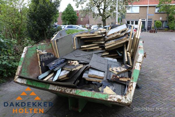 Puincontainer met oud dakmateriaal na dakrenovatie in Holten Puincontainer met oud dakmateriaal na dakrenovatie in Holten