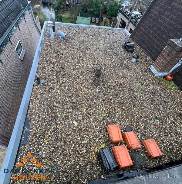 Plat dak met grindballast en dakdoorvoeren in Holten