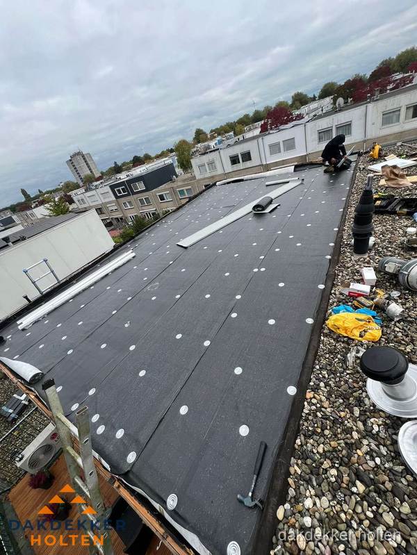 Dakleer vervangen op groot plat dak door dakdekker in Holten Dakleer vervangen op groot plat dak door dakdekker in Holten