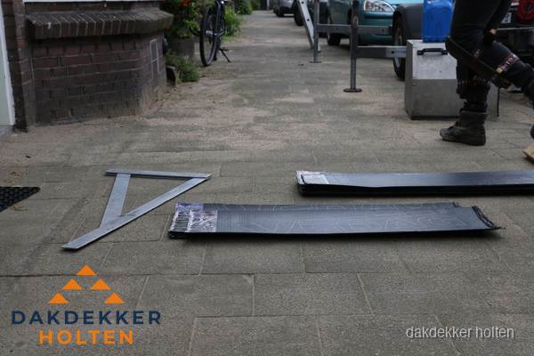 Dakbedekkingsmateriaal en zinkwerk klaargelegd voor reparatie in Holten