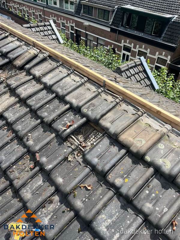 Dakonderhoud aan schuin pannendak met nokvernieuwing in Holten Dakonderhoud aan schuin pannendak met nokvernieuwing in Holten
