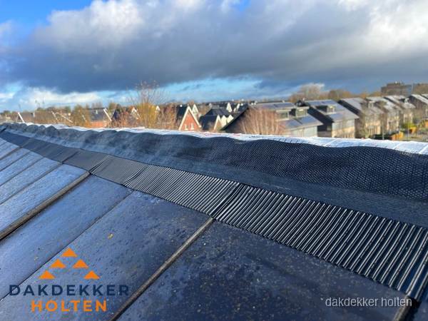Dakisolatie bij de nok met ventilatieprofiel op schuin dak in Holten