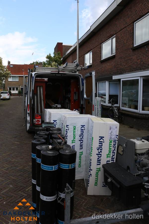 Levering van Kingspan isolatieplaten en bitumenrollen voor dakproject in Holten