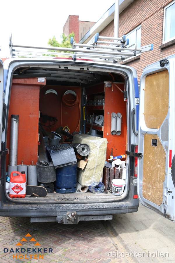 Bedrijfsbus van dakdekker met gereedschap en materialen in Holten Bedrijfsbus van dakdekker met gereedschap en materialen in Holten