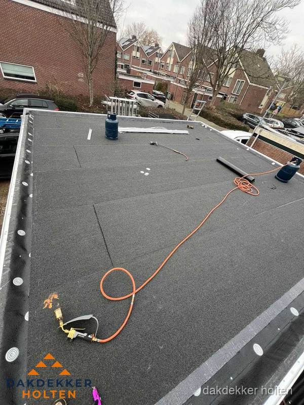 Afgewerkte dakrenovatie met bitumen op plat dak in Holten Afgewerkte dakrenovatie met bitumen op plat dak in Holten