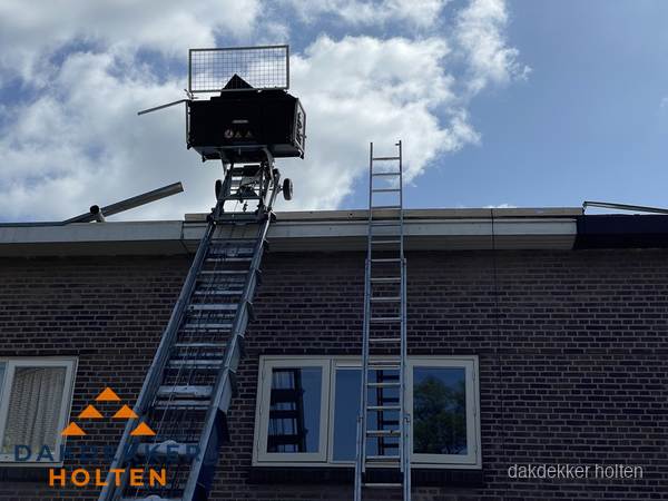 Ladderlift en ladder bij woning voor dakinspectie in Holten