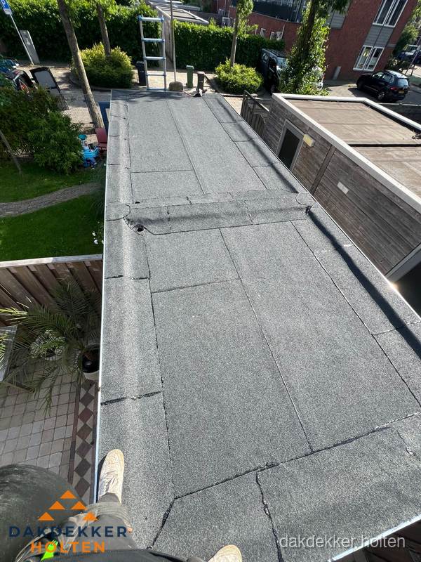 Bitumen plat dak rijtjeswoning vanuit dakdekker perspectief in Holten