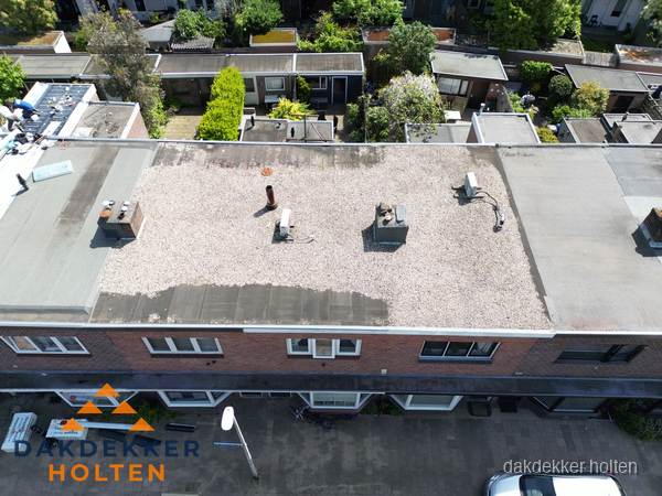 Plat dak met grindballast en dakdoorvoeren in Holten