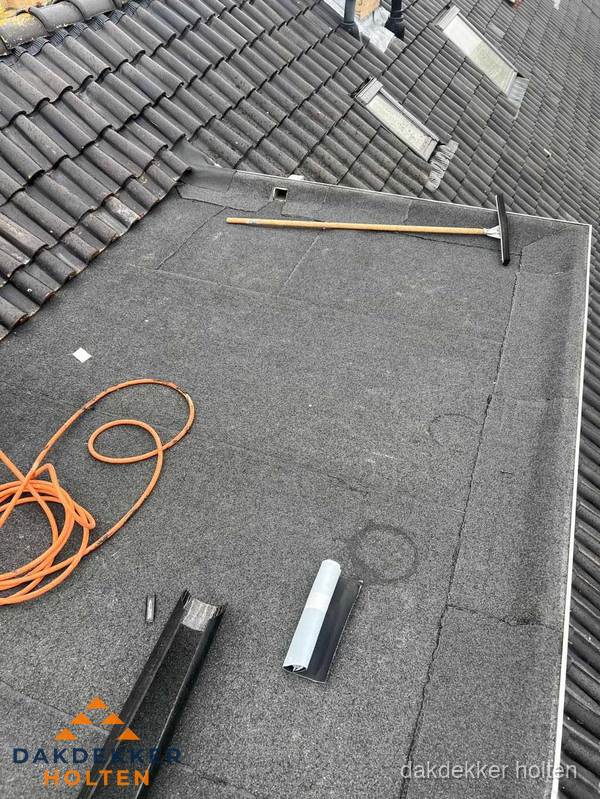 Plat dak reparatie met gereedschap en loodstroken in Holten Plat dak reparatie met gereedschap en loodstroken in Holten