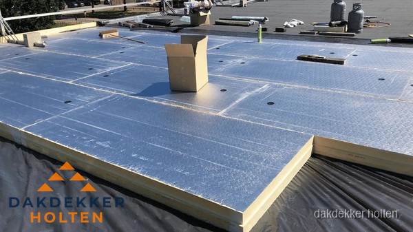 PIR isolatieplaten worden gelegd op plat dak voor dakisolatie in Holten PIR isolatieplaten worden gelegd op plat dak voor dakisolatie in Holten