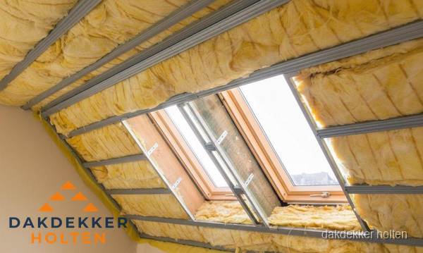 Schuin dak isoleren met glaswol bij dakraam in Holten Schuin dak isoleren met glaswol bij dakraam in Holten
