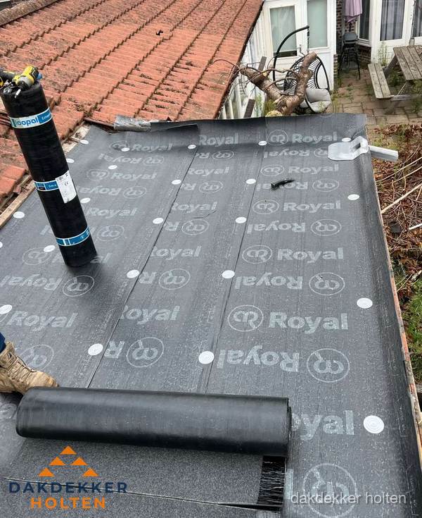 Bitumen dakbedekking leggen op plat dak aanbouw in Holten