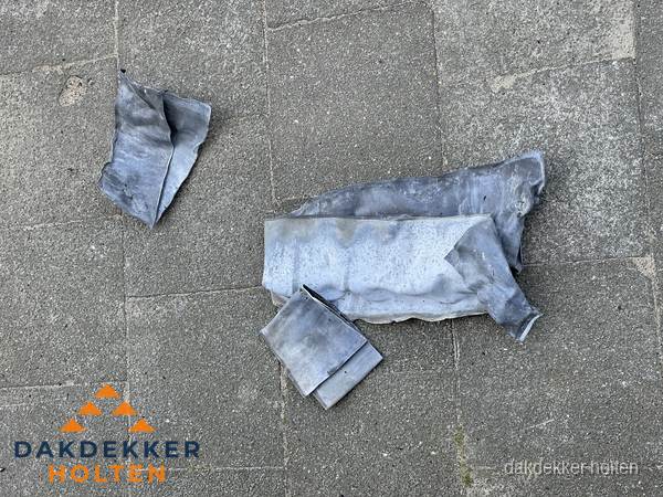 Oude verwijderde loodslabben na vervanging in Holten