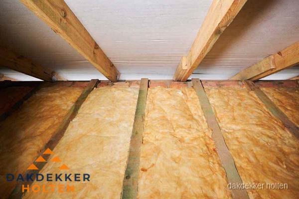Dakisolatie met glaswol tussen dakspanten in Holten Dakisolatie met glaswol tussen dakspanten in Holten