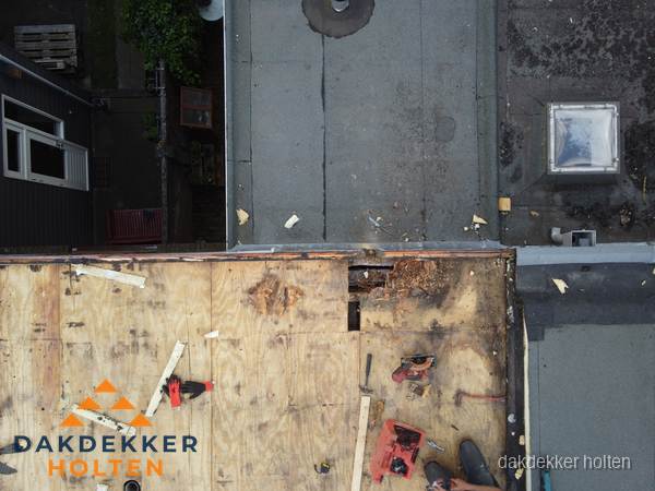 Dakschade en renovatie plat dak vanuit de lucht in Holten