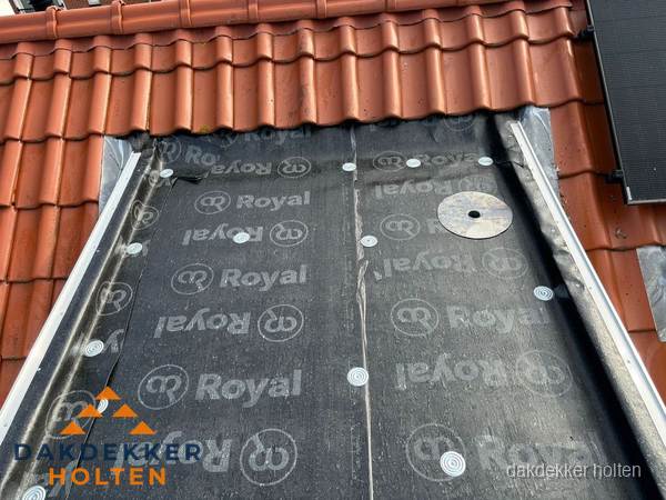 Nieuw dak met dakpannen en Royal onderlaag bij woning in Holten Nieuw dak met dakpannen en Royal onderlaag bij woning in Holten