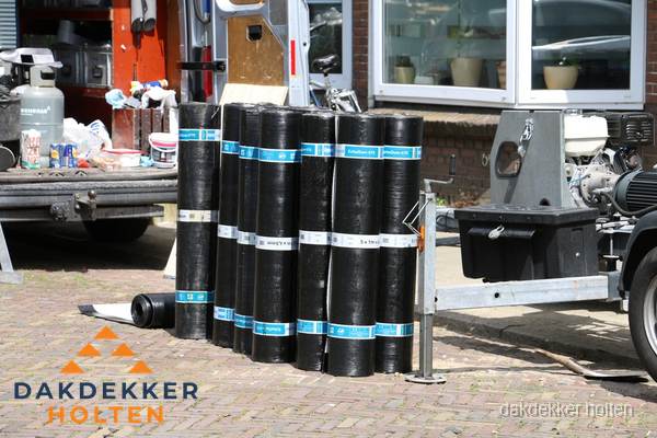 Rollen bitumen dakbedekking klaar voor daklekkage reparatie in Holten