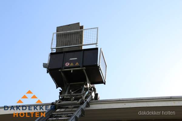 Dakdekkerslift voor materiaal transport bij dakwerkzaamheden in Holten Dakdekkerslift voor materiaal transport bij dakwerkzaamheden in Holten