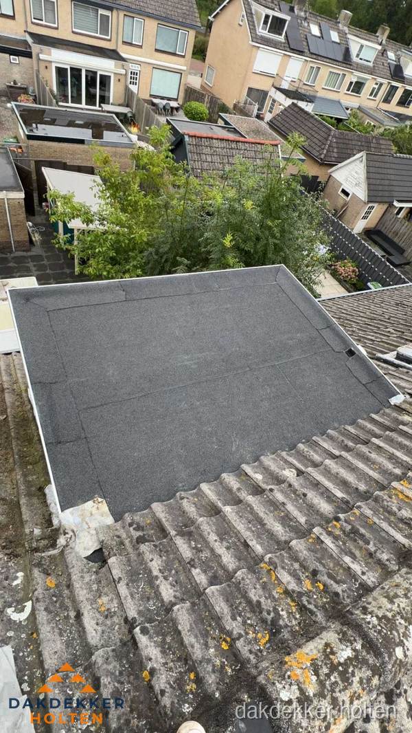 Plat dak aanbouw met bitumen dakbedekking in woonwijk Holten Plat dak aanbouw met bitumen dakbedekking in woonwijk Holten