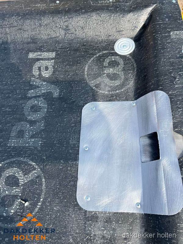 Dakdoorvoer met metalen afvoerplaat op bitumen dak in Holten Dakdoorvoer met metalen afvoerplaat op bitumen dak in Holten