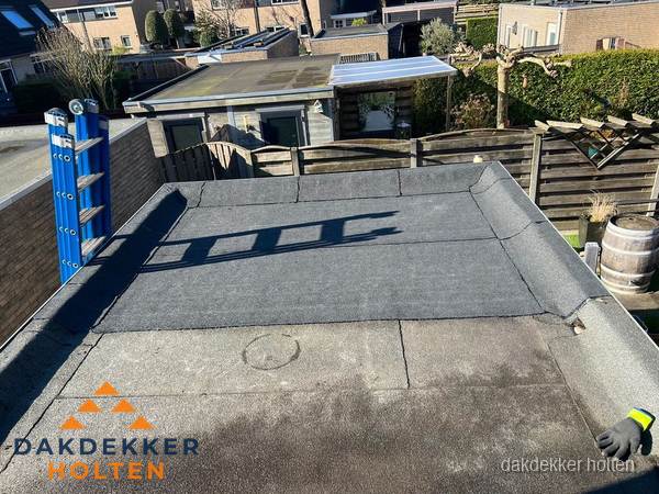 Dakdekker bij bitumen plat dak renovatie in Holten