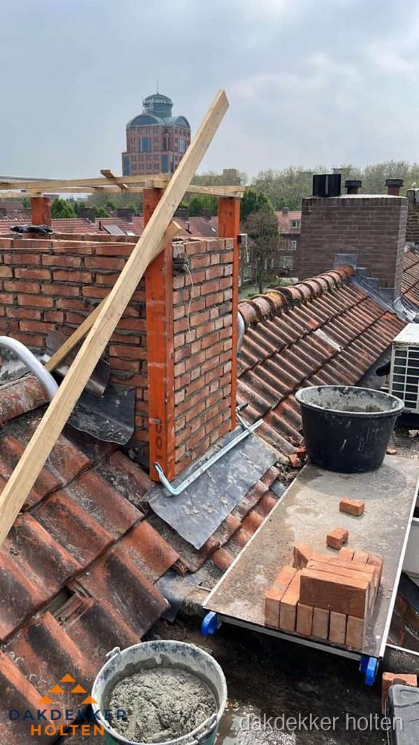 Schoorsteen renovatie met metselwerk op schuin dak in Holten Schoorsteen renovatie met metselwerk op schuin dak in Holten