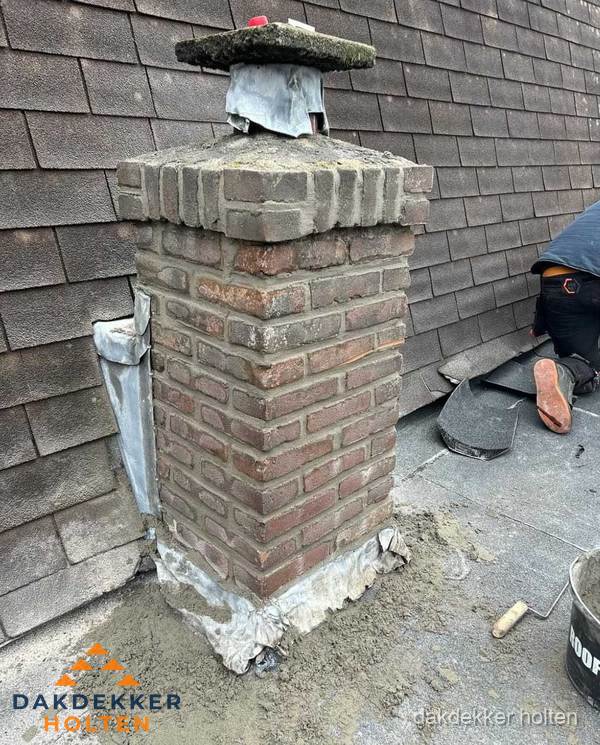 Schoorsteen reparatie met lood en voegwerk op leien dak in Holten