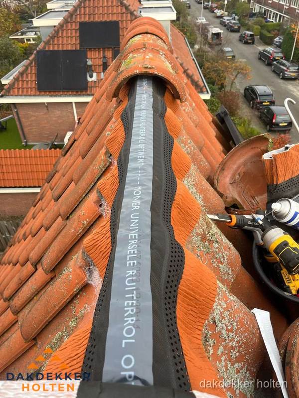 Dakdekker vervangt nokvorst met ruiterrol op pannendak in Holten Dakdekker vervangt nokvorst met ruiterrol op pannendak in Holten