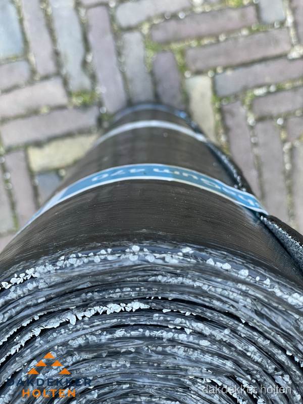Rol bitumen dakleer met leislag voor plat dak in Holten Rol bitumen dakleer met leislag voor plat dak in Holten