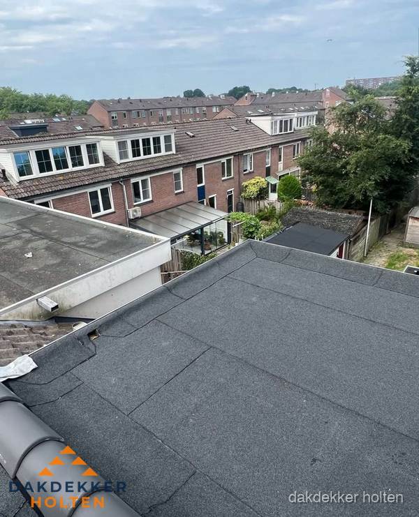 Vernieuwd plat dak met bitumen in woonwijk in Holten